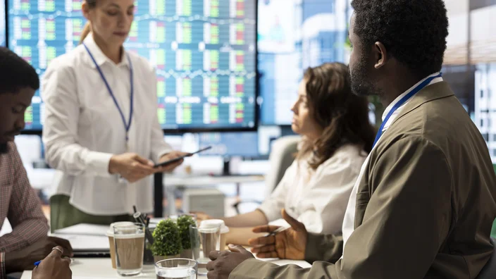 general-manager-and-investors-gathering-for-an-inv-2026-01-08-02-34-46-utc.jpg