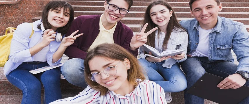estudiantes-sentados-sonriendo.jpg